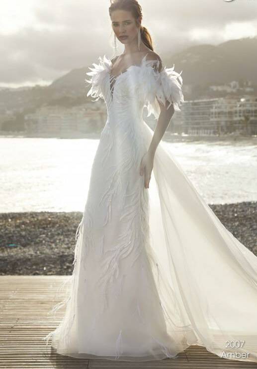 Robe de mariée avec bretelles en plumes de Marabout chez Mariella VS2007