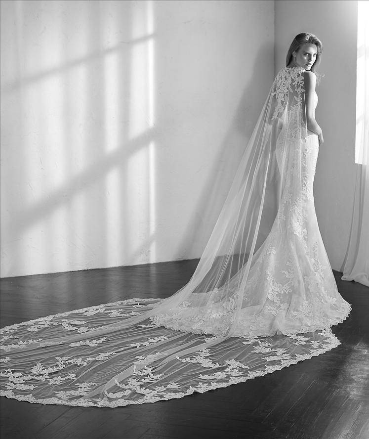 Robe de mariée en dentelle et pierreries Collection Studio St Patrick modèle Zans