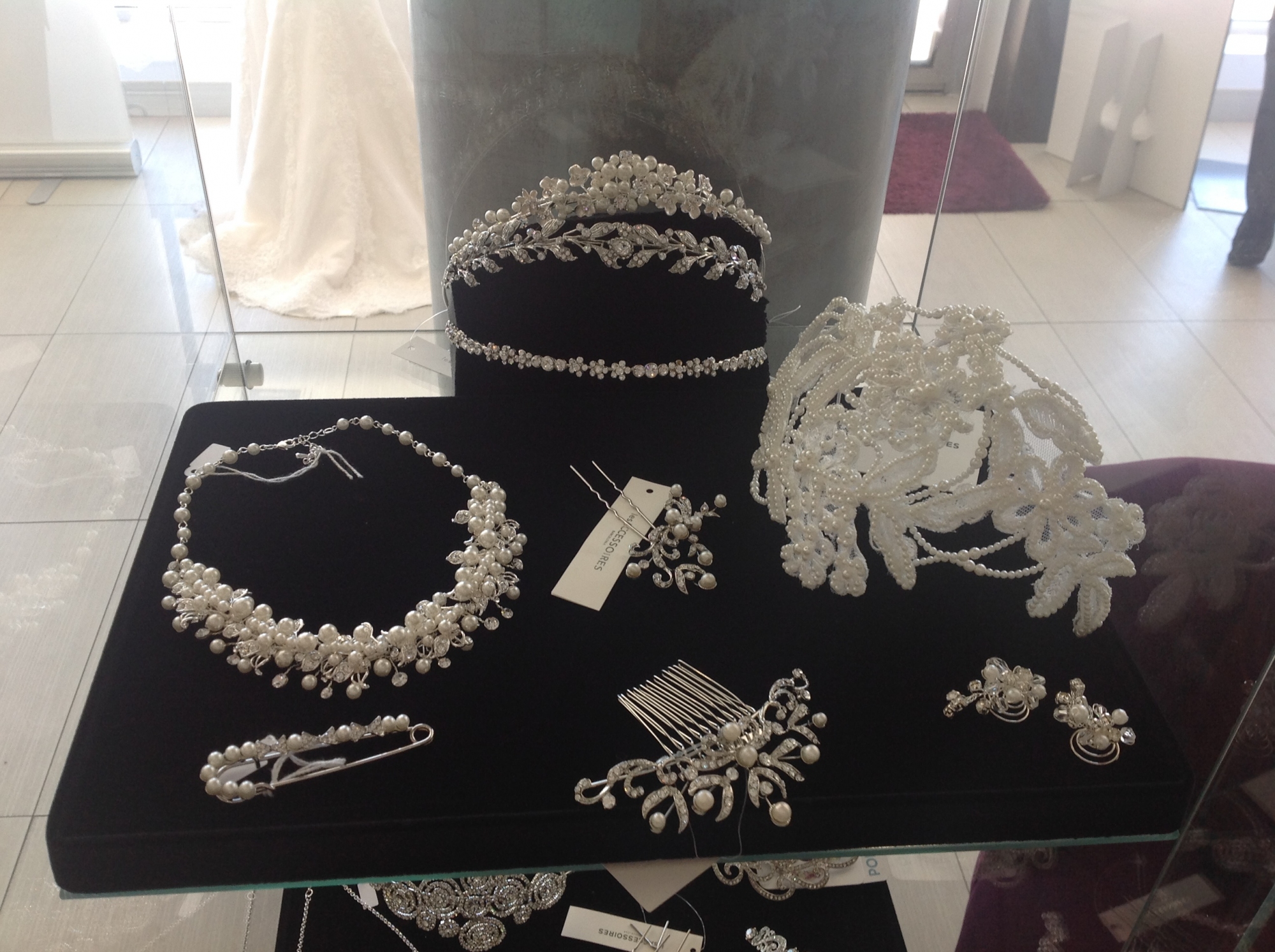 Découvrez dans notre boutique des bijoux en perles, peignes et coiffes